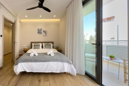 Ένα ή περισσότερα κρεβάτια σε δωμάτιο στο Riviera Escape Penthouse Suites