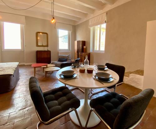 un salon avec une table et des chaises dans l'établissement Appartement Atypique Vieux-Port, à Marseille