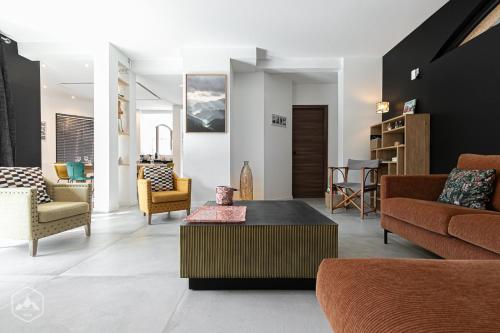 salon z kanapami i stolikiem kawowym w obiekcie Le Landry Destination Val Cenis-Lanslevillard w mieście Lanslevillard