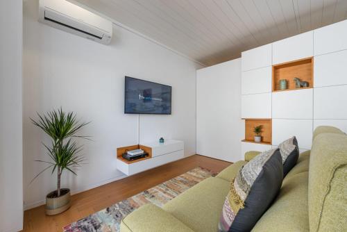 ポルトにあるGuestReady - The Citrus Glaze at the Terraceのソファとテレビのあるリビングルーム