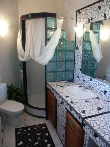 une salle de bain avec un lavabo et des toilettes dans l'établissement BLU DI MARE Palombaggia, à Porto-Vecchio