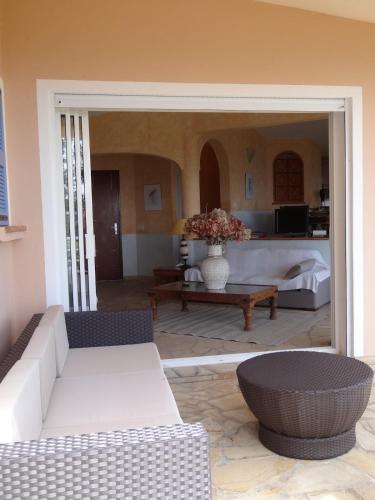 un salon avec un canapé et une table dans l'établissement BLU DI MARE Palombaggia, à Porto-Vecchio