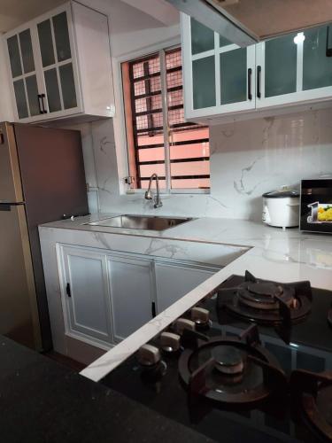 a kitchen with a stove top oven next to a sink at Hemdeletrero in Balentiouac