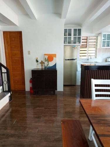 a large kitchen with a wooden floor and a refrigerator at Hemdeletrero in Balentiouac
