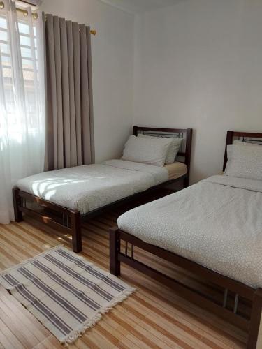 two twin beds in a room with a window at Hemdeletrero in Balentiouac