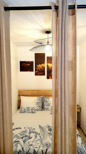 une chambre avec un lit à baldaquin dans l'établissement Les Gites Sur La Colline - 21 m2 studio with shared pool, à Montignac-de-Lauzun