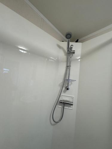 a hose hooked up to a wall in a bathroom at PRACHTiG CHALET MEREL in Westerland