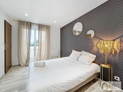 een slaapkamer met een groot wit bed en een groot raam bij La Marée - Appt à 50m de la plage in Bray-Dunes