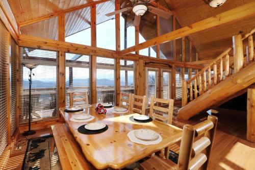 Gambar di galeri bagi Insane view, amazing amenities-hot tub, pool table, 3BR sleeps 10 di Sevierville