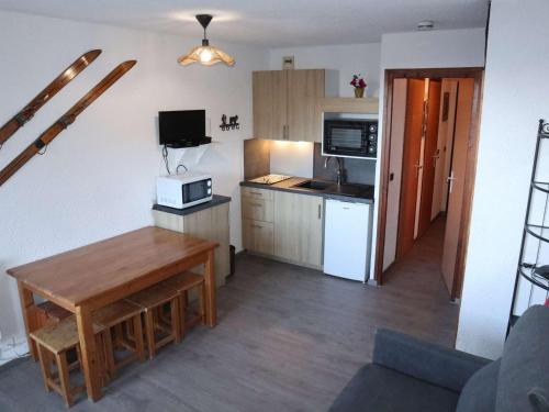 - une petite cuisine avec une table et un comptoir dans l'établissement Studio aux Orres - Ski aux pieds, Animaux acceptés - FR-1-322-21, aux Orres