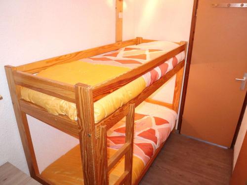 quelques lits superposés dans une chambre dans l'établissement Studio aux Orres - Ski aux pieds, Animaux acceptés - FR-1-322-21, aux Orres