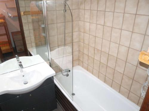une salle de bain avec un lavabo et une douche dans l'établissement Studio aux Orres - Ski aux pieds, Animaux acceptés - FR-1-322-21, aux Orres