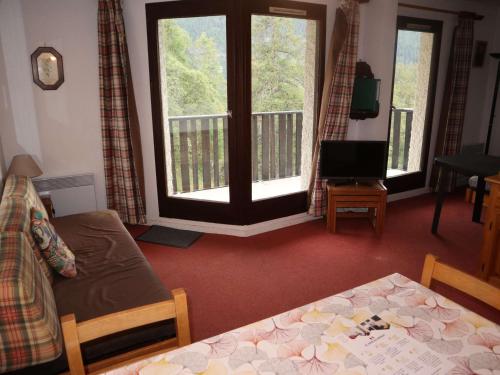 - un salon avec deux grandes fenêtres et une table dans l'établissement Joli studio 4 pers. au centre de la station, accès pistes - FR-1-322-175, aux Orres