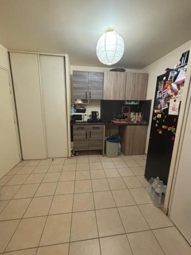 Il comprend une cuisine équipée d'un réfrigérateur. dans l'établissement T2 proches Paris, au Blanc-Mesnil