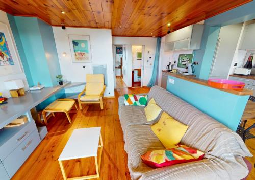 un salon avec un canapé et une cuisine dans l'établissement Atlantique - L'océan Atlantique à porter de main, à Soorts-Hossegor