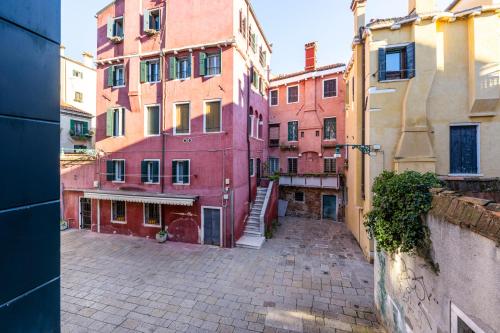 an empty alley in a city with buildings at Hotel Casa Verardo Residenza d'Epoca in Venice