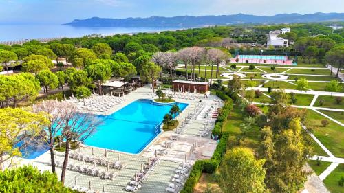 Lalzit BaySunny Beach Apartments - 253的带游泳池的度假村的鸟瞰图