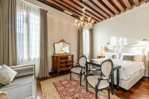 a bedroom with a bed and a table and chairs at Hotel Casa Verardo Residenza d'Epoca in Venice