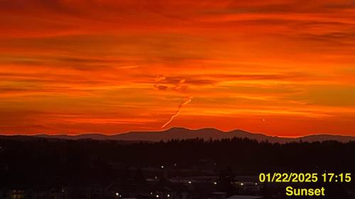 een zonsondergang met de bergen op de achtergrond bij Double room-wake up to stunning sunrises, unwind magical sunsets in Tacoma