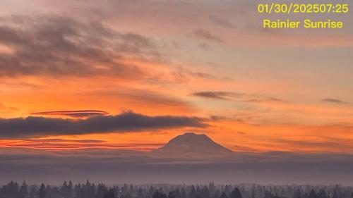 een zonsondergang met een berg in de lucht bij Double room-wake up to stunning sunrises, unwind magical sunsets in Tacoma