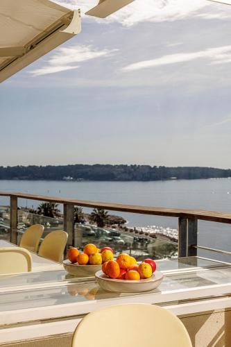 - une table avec des bols de fruits sur le balcon dans l'établissement 152 Boulevard Eugène Gazagnaire, à Cannes