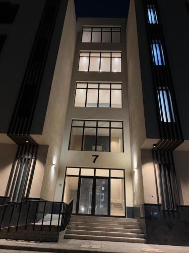 a large building with stairs in front of it at night at شقة فاخرة قرب الحرم النبوي in Al Madinah