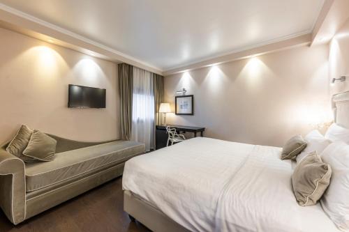a hotel room with a bed and a couch at Hotel Casa Verardo Residenza d'Epoca in Venice