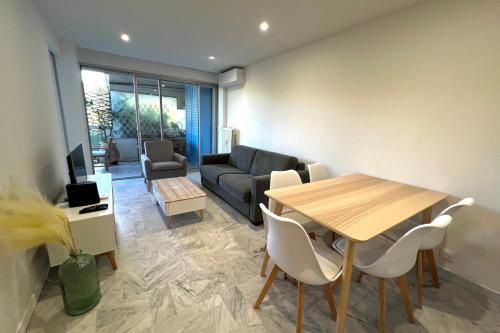 un salon avec une table et un canapé dans l'établissement JUAN LES PINS - 4 people - swimming pool, à Juan-les-Pins