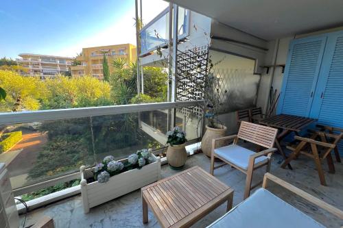 En balkon eller terrasse på JUAN LES PINS - 4 people - swimming pool