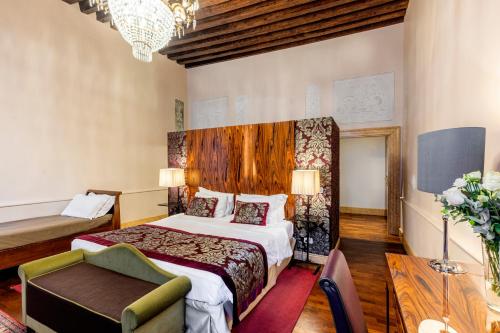 a hotel room with a bed and a chair at Hotel Casa Verardo Residenza d'Epoca in Venice