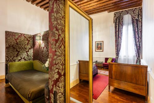 a living room with a mirror and a couch at Hotel Casa Verardo Residenza d'Epoca in Venice