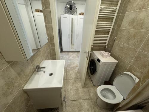 Phòng tắm tại Relax Studio Militari Residence Sector 6