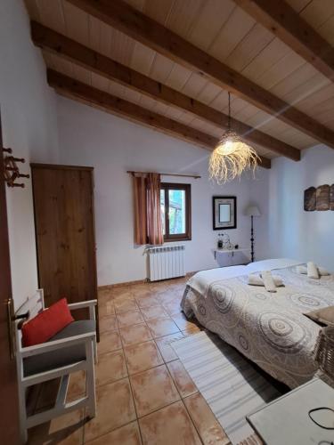 A bed or beds in a room at Es garballons