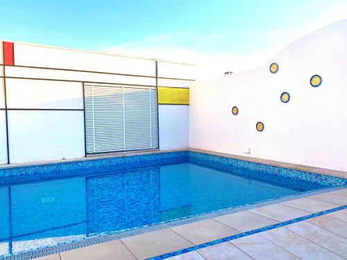 una piscina frente a un edificio en Casa Mondrian - Comfort e Design con Piscina Privata, en Tiggiano