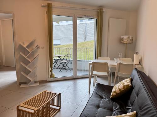 un salon avec un canapé et une table dans l'établissement MountainLake Gateway, à Annecy