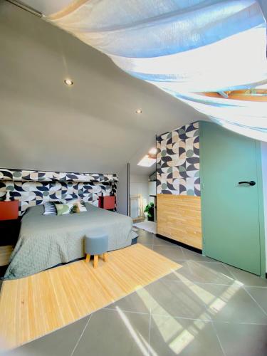 - une chambre avec un grand lit et un plafond dans l'établissement Cosy Renovated appartement Beausoleil - 1' Monaco, à Beausoleil