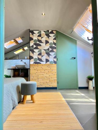 - une chambre avec un lit et une porte bleue dans l'établissement Cosy Renovated appartement Beausoleil - 1' Monaco, à Beausoleil