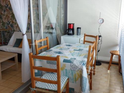 T2 quartier Quilles renove avec gout WIFI 4 personnes