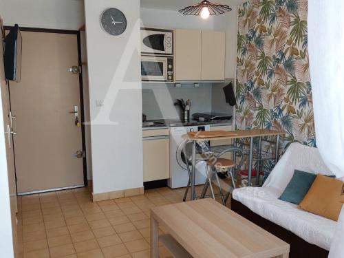 T2 quartier Quilles renove avec gout WIFI 4 personnes