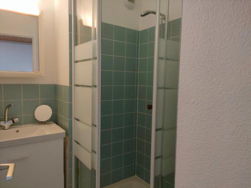 une salle de bain avec douche et lavabo dans l'établissement Ref 137 Appartement pour 2 vue port du Crouesty ARZON, à Arzon