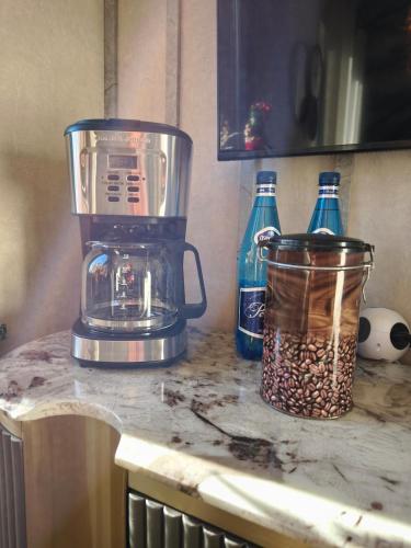 a kitchen counter with a blender and a coffee pot at Apartament Górski Widok in Szklarska Poręba