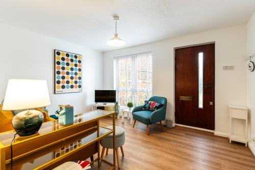 a living room with a desk and a chair at Cosy 1-Bed Flat by Central London in London
