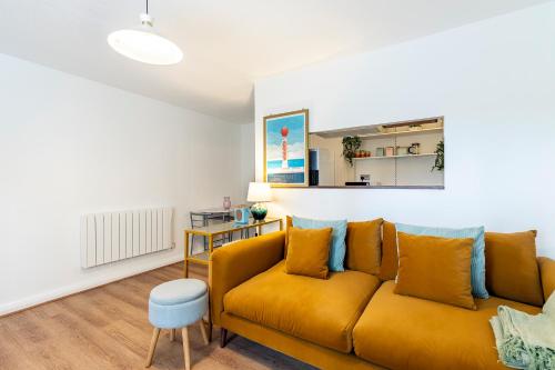 a living room with a yellow couch and a table at Cosy 1-Bed Flat by Central London in London