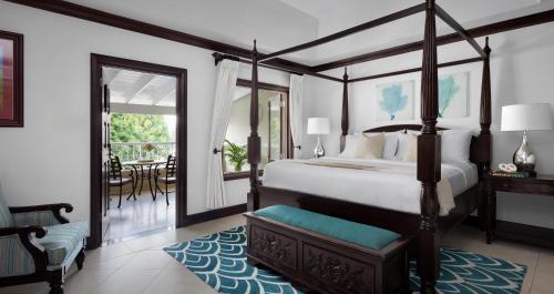 Ένα ή περισσότερα κρεβάτια σε δωμάτιο στο Sandals Royal Caribbean All Inclusive Resort & Private Island - Couples Only