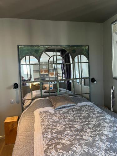 - une chambre avec un lit orné dans l'établissement Parenthèse idéale Montorgueil loft In Paris, à Paris