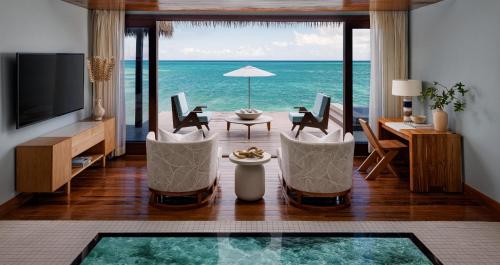 Μια τηλεόραση ή/και κέντρο ψυχαγωγίας στο Sandals Royal Caribbean All Inclusive Resort & Private Island - Couples Only