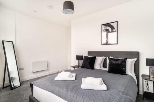 Ein Bett oder Betten in einem Zimmer der Unterkunft Spacious 1 Bed Apartment in Central Wrexham