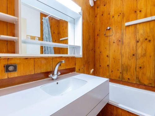 une salle de bain avec un lavabo et un miroir dans l'établissement Studio confortable pour 3 avec balcon et animaux acceptés à La Plagne - FR-1-353-9, à La Plagne
