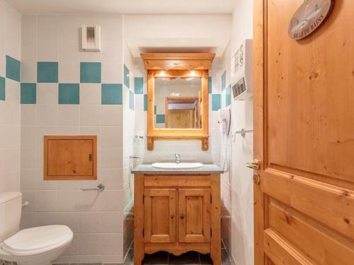 une salle de bain avec un lavabo et des toilettes dans l'établissement Appartement cosy 3 pièces, piscine, sauna, hammam, à 100m des pistes, parking couvert inclus - FR-1-351-28, à La Plagne