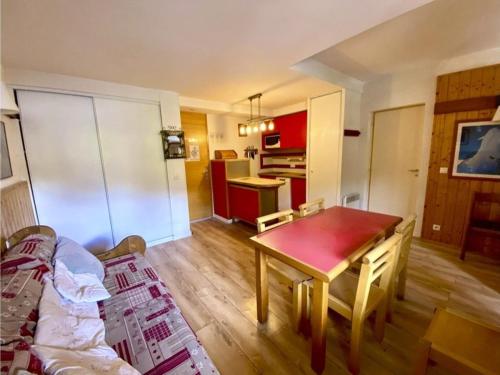 un salon avec une table et une cuisine dans l'établissement Appartement cosy 43m² avec balcon sud, parking couvert, proche commerces, animaux acceptés. - FR-1-351-51, à Plagne 1800